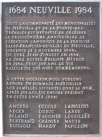 Plaque fixée sur l'obélisque